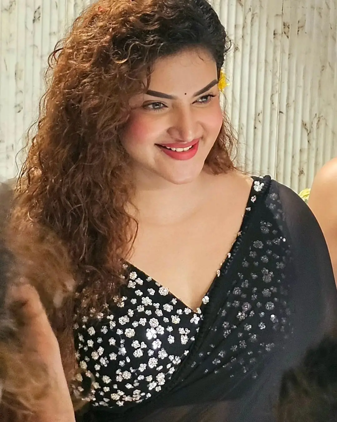 MALAYALAM ACTRESS HONEY ROSE IN BLACK SAREE SLEEVELESS BLOUSE 2